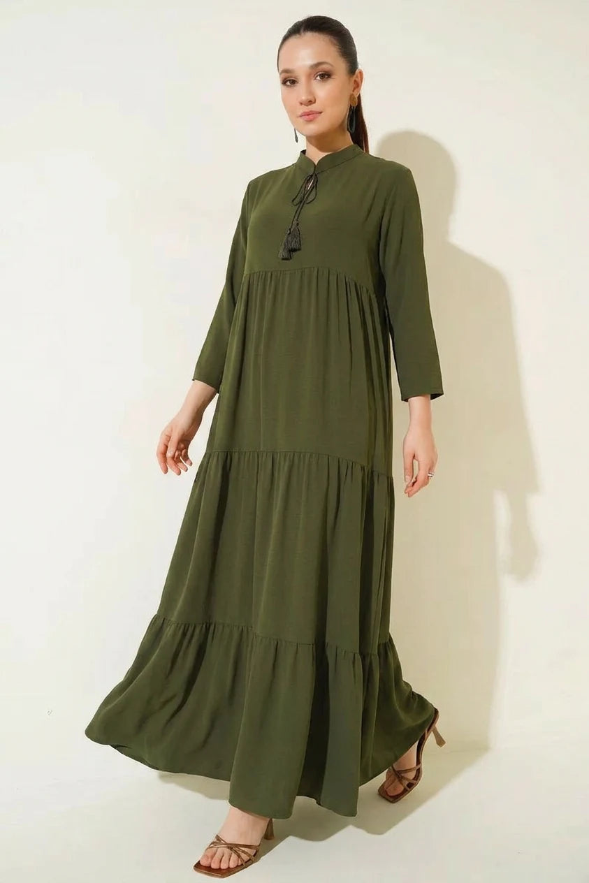 Kadın Bağcıklı Yaka Beli Büzgülü Fırfırlı Etek Ucu Katmanlı Haki Tesettür Elbise